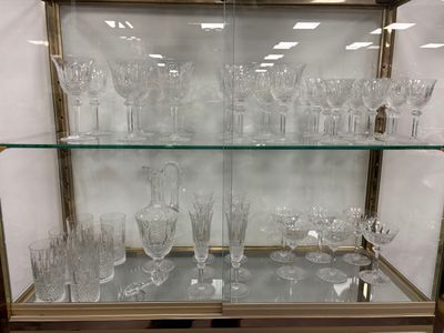 une vitrine contenant de nombreux verres