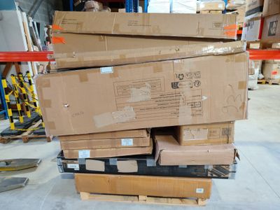 de nombreux cartons empilés les uns sur les autres dans un entrepôt