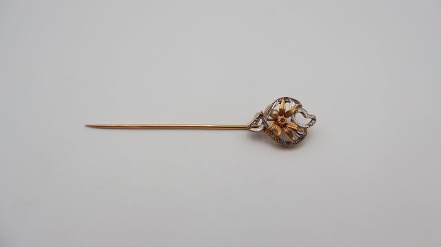Épingle en or jaune 18 carats 750 millièmes décor de feuillages. ...