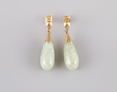 une paire de boucles d'oreilles en jade vert rehaussées de touches dorées