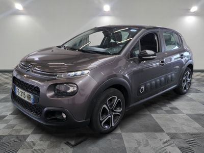 la citrole grise est garée sur un carrelage en damier