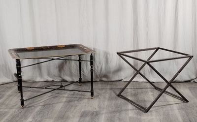 une paire de tables d'appoint en métal et en bois, munies de plateaux