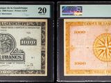 Trois types de monnaies différents sont exposés dans une vitrine.