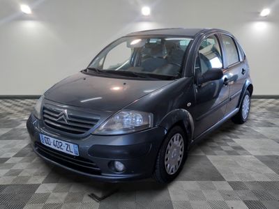 la photo d'une petite voiture noire garée dans un garage