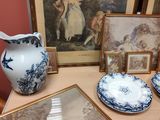 une table sur laquelle se trouvent un vase, des assiettes et des photos