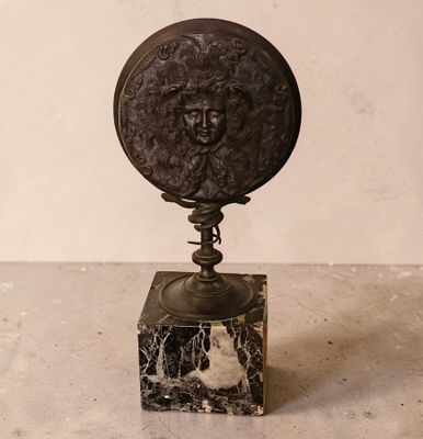 Miroir en bronze figurant Méduse sur le devant, et une scène…