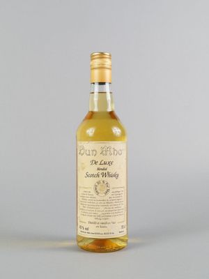 une bouteille de whisky posée sur une table blanche