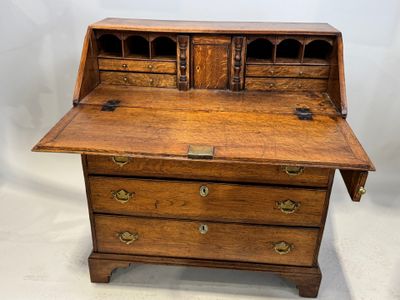 un vieux bureau en bois avec des tiroirs et des tiroirs sur le dessus