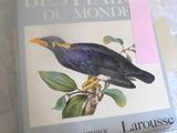 un livre sur lequel figure un oiseau, posé sur une table