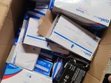 une boîte en carton remplie de différents types d'appareils électroniques
