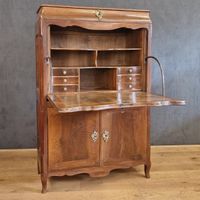 SECRETAIRE A DOUCINE d'Epoque Louis XV en noyer ouvrant à un… (photo 2)