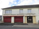 une photo d'un bâtiment avec une porte de garage rouge