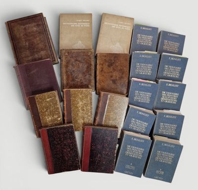 plusieurs vieux livres posés les uns sur les autres sur une table