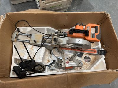 une boîte contenant une scie et d'autres outils