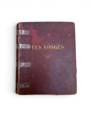 un vieux livre posé sur une table blanche à côté d'une tasse de café