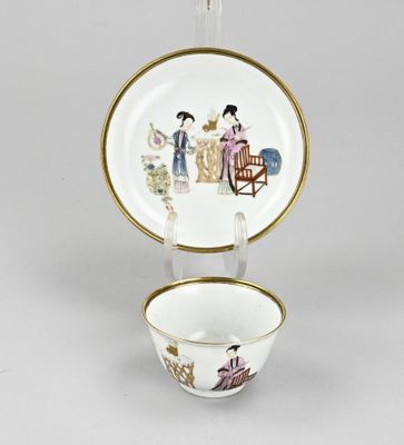 une tasse à thé et sa soucoupe en porcelaine chinoise, XXe siècle