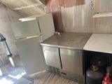 une petite cuisine équipée d'un réfrigérateur et d'une cuisinière