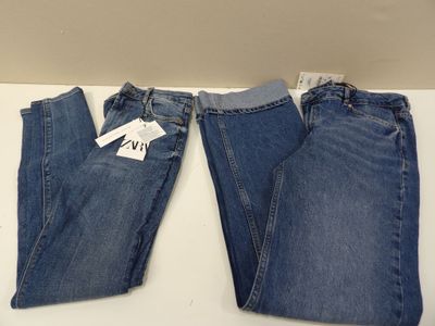 un jean est posé sur une table, avec une étiquette de prix