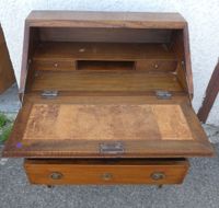 Petit bureau de pente à un abattant et deux tiroirs. (photo 2)