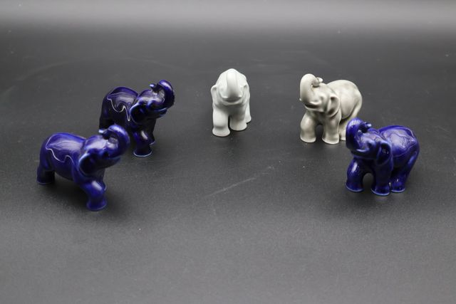 Cinq éléphants en porcelaine