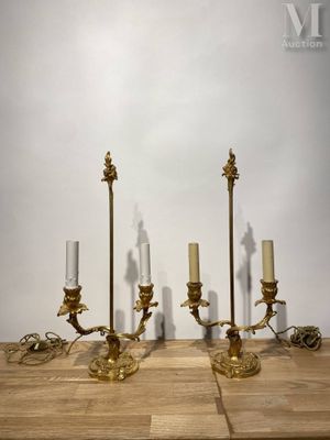 trois bougies posées sur une table en bois
