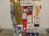 une exposition de cartes de Noël et de décorations sur une table