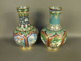 deux vases posés côte à côte sur une table