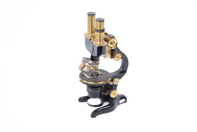Gros plan sur un microscope sur fond blanc