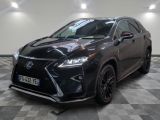 Le SUV Lexus noir est garé sur un sol à damier.