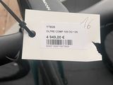 une étiquette apposée sur le guidon d'un scooter
