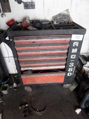 une image d'un garage avec des outils et des outils sur le sol