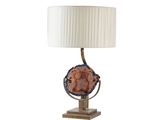 un gros plan d'une lampe posée sur une table, avec un abat-jour blanc