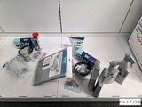 une étagère blanche sur laquelle sont posés de nombreux objets