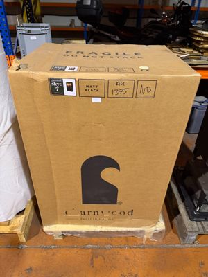 une boîte en carton posée sur une palette dans un entrepôt