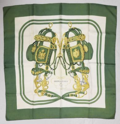 foulard carré vert et blanc orné d'une illustration représentant deux sacs à main