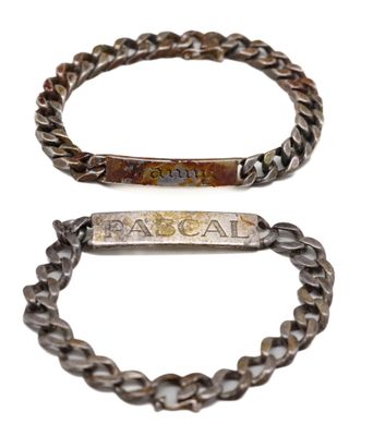 une image représentant deux bracelets munis d'une étiquette, sur fond blanc
