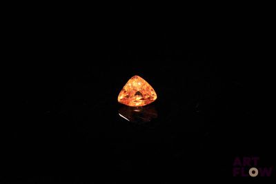 un gros plan sur une flamme dans l'obscurité
