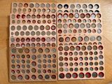 beaucoup de pièces qui sont sur la table
