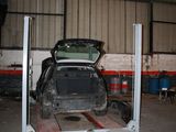 une image d'une voiture en cours d'entretien dans un garage