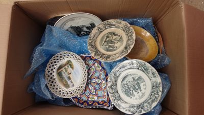many plates in a box that are sitting in the box