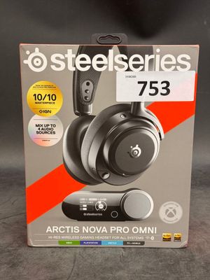 La boîte du casque SteelSeries est ouverte et le casque est prêt à l'emploi.