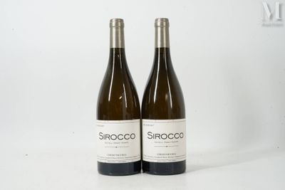 deux bouteilles de vin posées l'une à côté de l'autre sur une table