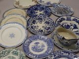 beaucoup d'assiettes et de bols bleus et blancs sur une table