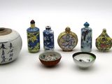 de nombreux types de vases et de bols sur la table
