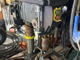 une machine posée sur une table dans un garage