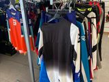 un portemanteau dans un magasin, sur lequel est accrochée une pancarte
