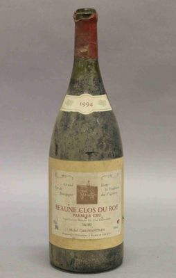 une bouteille de vin posée sur une table