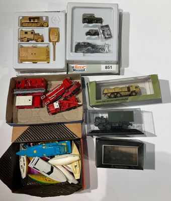 une boîte contenant un assortiment de petites voitures et d'autres objets