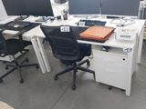 un bureau sur lequel se trouvent deux écrans d'ordinateur et un ordinateur portable