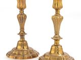 paire de chandeliers anciens en laiton sur fond blanc